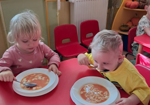 "Elfy" jedzą pyszny obiadek...
