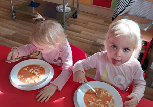 "Elfy" jedzą pyszny obiadek...