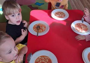 "Elfy" jedzą pyszny obiadek...