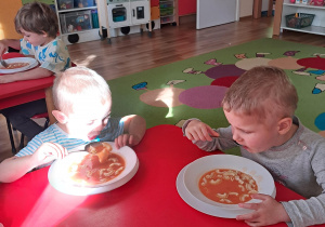 "Elfy" jedzą pyszny obiadek...