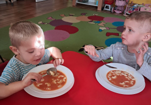 "Elfy" jedzą pyszny obiadek...