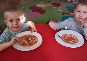 "Elfy" jedzą pyszny obiadek...