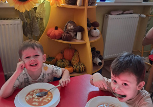 "Elfy" jedzą pyszny obiadek...