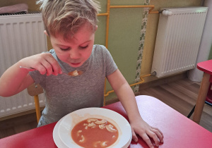 "Elfy" jedzą pyszny obiadek...