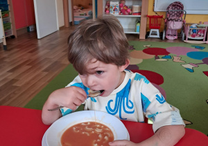 "Elfy" jedzą pyszny obiadek...