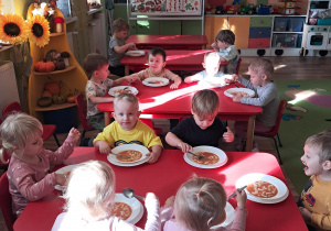 "Elfy" jedzą pyszny obiadek...