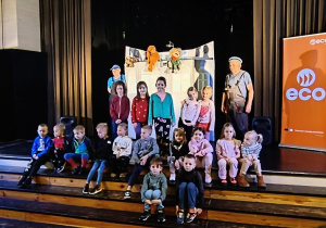 Dzieci z aktorami pozują do zdjęcia..