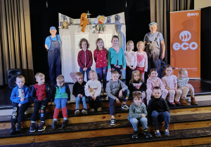 Dzieci z aktorami pozują do zdjęcia..