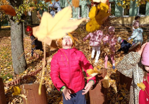 Zabawy na przedszkolnym placu.