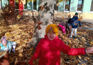 Zabawy na przedszkolnym placu.