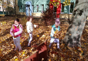 Zabawy na przedszkolnym placu.