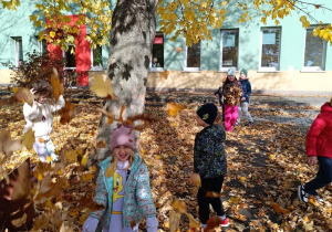 Zabawy na przedszkolnym placu.