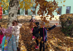 Zabawy na przedszkolnym placu.