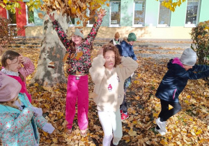 Zabawy na przedszkolnym placu.