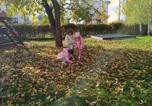 Zabawy na przedszkolnym placu.