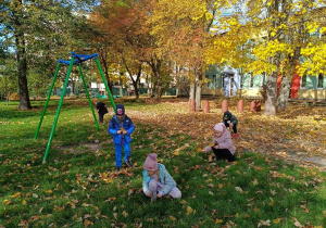 Zabawy na przedszkolnym placu.