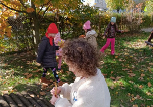 Dzieci zbierają liście.