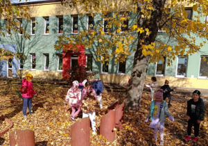 Dzieci zbierają liście.