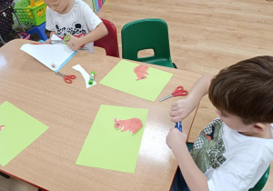 Dzieci wycinają wiewiórkę.