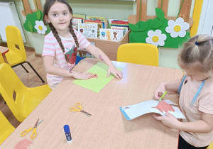 Dzieci wycinają wiewiórkę.