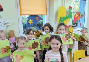 Dzieci ze swoimi pracami.