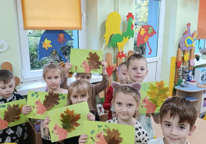 Dzieci ze swoimi pracami.