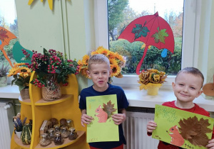 Dzieci ze swoimi pracami.