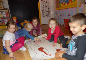 Nadia, Lilianka, Lena, Gabrysia i Piotruś malują farbami portret pluszowego misia