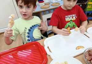 dzieci przygotowują owocowe szaszłyki