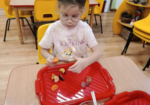 dzieci przygotowują owocowe szaszłyki