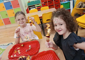 dzieci przygotowują owocowe szaszłyki