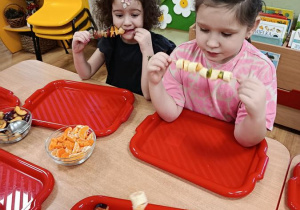 dzieci przygotowują owocowe szaszłyki