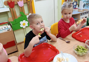 dzieci przygotowują owocowe szaszłyki