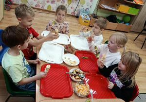 dzieci przygotowują owocowe szaszłyki