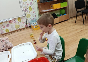 dzieci przygotowują owocowe szaszłyki