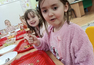 dzieci przygotowują owocowe szaszłyki