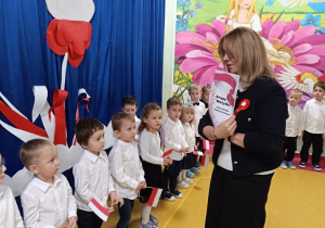 P. Dyrektor wręcza dyplom za udział w przeglądzie.