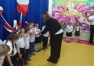 P. Dyrektor wręcza dyplom za udział w przeglądzie.