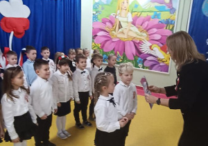 P. Dyrektor wręcza dyplom za udział w przeglądzie.