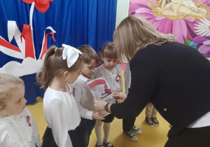 P. Dyrektor wręcza dyplom za udział w przeglądzie.