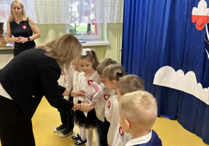 Pani Dyrektor wręcza dyplom za piękny występ