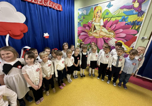 Pszczółki gotowe do odśpiewania hymnu