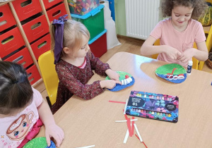 Dzieci sklejają białe i czerwone paski a następnie składają z nich flagę i rysują flamastrami z czym kojarzy się Ojczyzna.