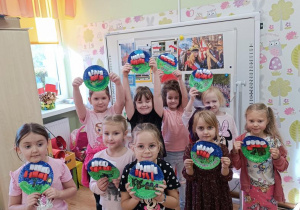 Dzieci prezentują swoje prace.