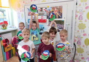 Dzieci prezentują swoje prace.