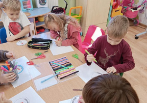 Dzieci kolorują emblematy "Jestem Polką", "Jestem Polakiem"