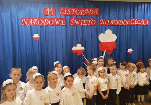 Udział dzieci w akcji "Szkoła do hymnu".