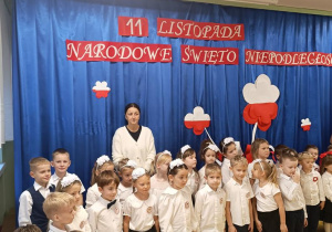 Udział dzieci w akcji "Szkoła do hymnu".