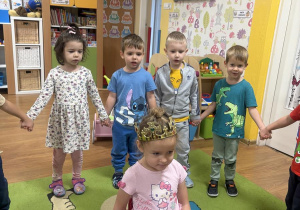 dzieci śpiewają sto lat