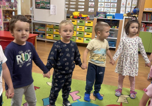 dzieci śpiewają sto lat